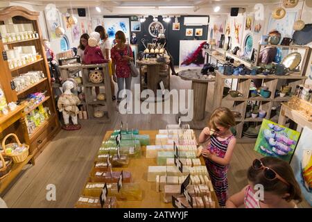 La Sale Gosse artisan type boutique de cadeaux dans un bateau, amarré à Chanaz sur le canal de Savières dans le sud-est de la France. Photo en août; été haute saison pour le tourisme à Chanaz (112) Banque D'Images
