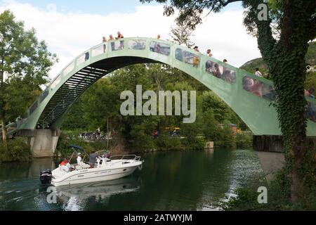 Passerelle sur le canal de Savières, à Chanaz; commune française, située dans le département de Savoie et la région Auvergne-Rhône-Alpes, dans le sud-est de la France. (112) Banque D'Images