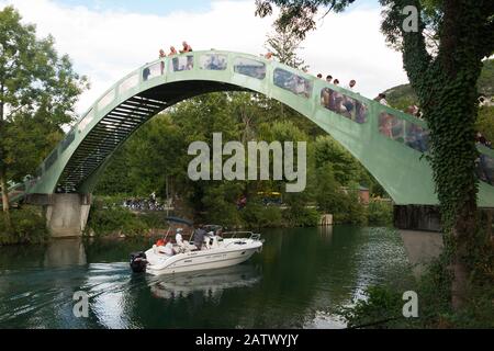 Passerelle sur le canal de Savières, à Chanaz; commune française, située dans le département de Savoie et la région Auvergne-Rhône-Alpes, dans le sud-est de la France. (112) Banque D'Images