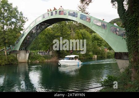 Passerelle sur le canal de Savières, à Chanaz; commune française, située dans le département de Savoie et la région Auvergne-Rhône-Alpes, dans le sud-est de la France. (112) Banque D'Images