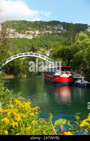 La Sale Gosse artisan type boutique de cadeaux dans un bateau, amarré à Chanaz sur le canal de Savières dans le sud-est de la France. Photo en août; été haute saison pour le tourisme à Chanaz (112) Banque D'Images