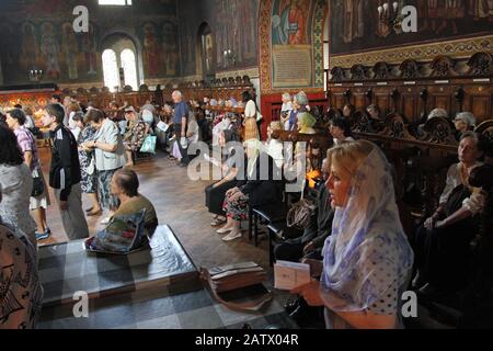 Les gens font des rituels sur une messe Sainte dans l'église Saint Sedmochislenitsi à Sofia, Bulgarie, le 27 juillet 2012. Banque D'Images