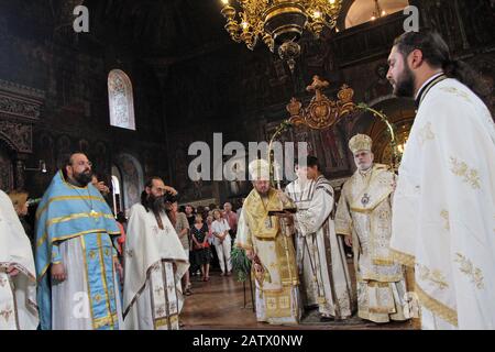 Un évêques qui exécute la liturgie dans une église orthodoxe orientale Saint Sedmochislenitsi à Sofia, Bulgarie, le 15 août 2012. Banque D'Images