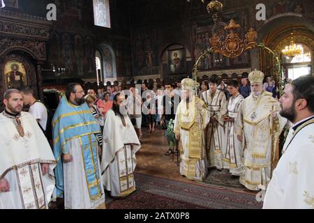 Un évêques qui exécute la liturgie dans une église orthodoxe orientale Saint Sedmochislenitsi à Sofia, Bulgarie, le 15 août 2012. Banque D'Images