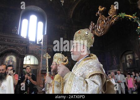 Un évêques qui exécute la liturgie dans une église orthodoxe orientale Saint Sedmochislenitsi à Sofia, Bulgarie, le 15 août 2012. Banque D'Images