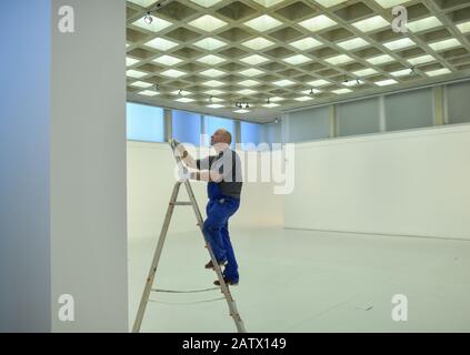 Cottbus, Allemagne. 05 février 2020. Steffen Sander, employé du Brandenburgisches Landesmuseum für moderne Kunst (BLMK), se dresse sur une échelle dans une salle d'exposition nouvellement conçue dans la centrale diesel. Le même jour, une conférence de presse annuelle de la BLMK a eu lieu. Crédit: Patrick Pleul/dpa-Zentralbild/ZB/dpa/Alay Live News Banque D'Images