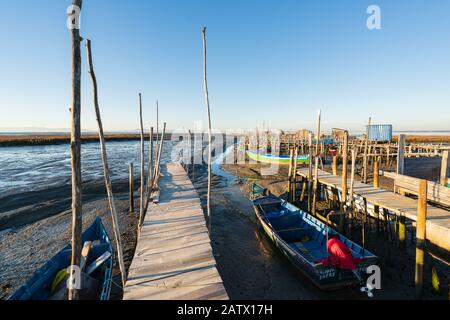 Jetée de Carrasqueira Palafitic à Comporta, Portugal avec bateaux de pêche Banque D'Images