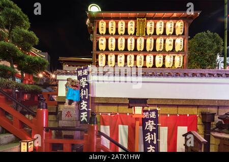 Tokyo, japon - 02 janvier 2020: Des chiens-lions Komainu japonais garent l'entrée du temple bouddhiste Tokudaiji dans la rue Ameyoko de Tokyo à ni Banque D'Images