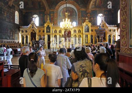 Les gens prient pour une messe Sainte dans l'église Saint Sedmochislenitsi à Sofia, Bulgarie, le 15 août 2012. Banque D'Images