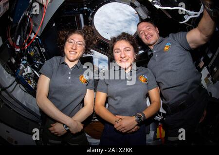 ISS - 4 nov 2019 - les astronautes de la NASA (de gauche) Christina Koch, Jessica Meir et Andrew Morgan dans la "fenêtre de la Station spatiale internationale à l'adorl Banque D'Images