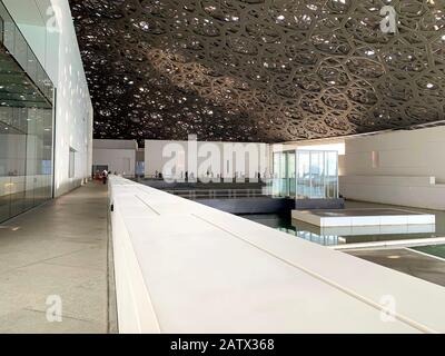 Abu Dhabi / Emirats Arabes Unis - 3 janvier 2019 : Musée du Louvre à Abu Dhabi. Vue sur l'intérieur du beau musée du Louvre avec « pluie de lumière ». Banque D'Images