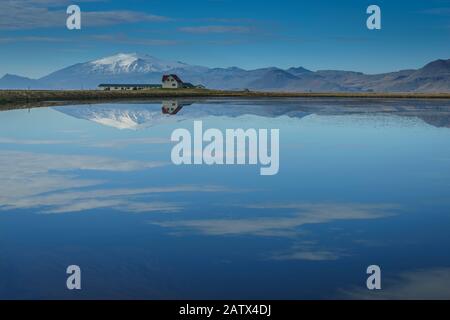 Langaholt, une longue plage de sable avec vue sur le glacier de Snaefellsjokull avec la ferme de Langaholt, une maison d'hôtes familiale, péninsule de Snaefellsnes, Islande. Banque D'Images