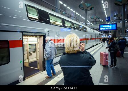 Berlin, Allemagne. 05 février 2020. Un passager photographie un train à deux étages du constructeur de véhicules ferroviaires Stadler (Stadler KISS) dans l'arrière-ville de la Deutsche Bahn lors de la présentation sur une voie de la gare principale. Les nouveaux trains devraient être mis en service sur la ligne Intercity Rostock-Berlin-Dresden à partir du 08.03.2020. Crédit: Gregor Fischer/Dpa/Alay Live News Banque D'Images