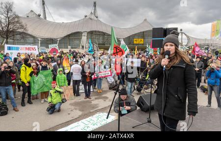 Munich, Allemagne. 05 février 2020. Luisa Neubauer (r), militante pour la protection du climat, se tient devant la salle olympique lors de l'Assemblée générale annuelle 2020 de Siemens et s'exprime lors d'un rassemblement. Crédit: Peter Knelove/Dpa/Alay Live News Banque D'Images