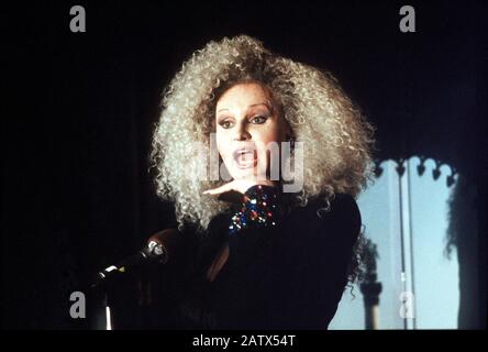 Mary & Gordy - Spaß an der Verwandlung zeigt hier MARY vom Travestie-Duo Mary & Gordy (Georg Preuße & Reiner Kohler), Allemagne 2000. Mary & Gordy - l'amusement avec la transformation est montré ici par MARIE du duo parodie Mary & Gordy (Georg Preuße & Reiner Kohler), Allemagne 2000 Banque D'Images