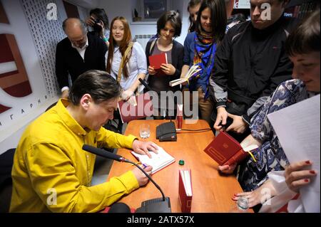 Yurii Anduhovich, célèbre écrivain ukrainien, signe des autographes. 10 Octobre 2016. Kiev, Ukraine Banque D'Images