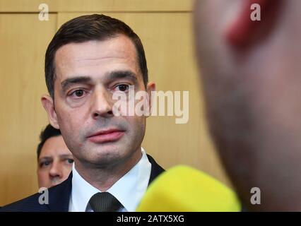 Erfurt, Allemagne. 05 février 2020. Mike Mohring, chef de faction de la CDU, donne une interview après l'élection du nouveau président du ministre de Thuringe. Étonnamment, Thomas Kemmerich, politicien du FDP, a été élu chef du gouvernement lors de l'élection du président du ministre de la Thuringe. Crédit: Martin Schutt/Dpa-Zentralbild/Dpa/Alay Live News Banque D'Images