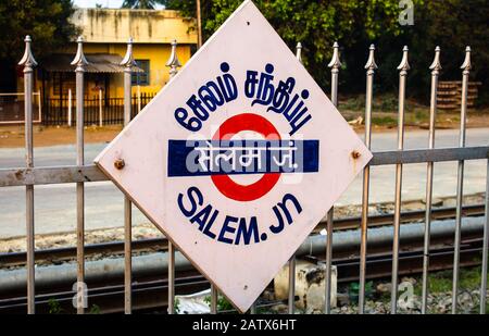 Salem, Tamil Nadu / Inde - 28 janvier 2020: Panneau de signalisation de la gare indiquant Salem Junction (en tamoul, hindi et anglais). Train St Banque D'Images