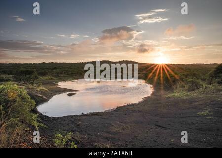 Le soleil se coucher sur le magnifique paysage africain entourant la Réserve de jeux privée de Nambiti Big 5 - KwaZulu-Natal‎, Afrique du Sud Banque D'Images