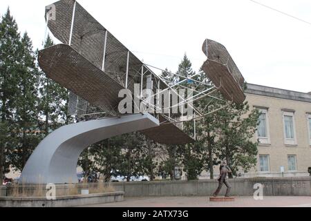 1905 Wright Flyer III Sculpture de Larry Godwin du « premier avion pratique au monde », survolé par Wilbur/Orville, se tient sur le terrain. Banque D'Images