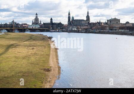 Dresde, Allemagne. 05 février 2020. Vue sur le paysage historique de la vieille ville à l'Elbe avec la Frauenkirche (l-r), la Ständehaus, la Hofkirche, la Hausmannsturm, la Residenzschloss et le Semperoper. En raison d'une hausse dans quelques heures, l'Elbe à Dresde a atteint un niveau supérieur à la valeur moyenne pour la première fois mercredi après une longue période de faible eau. Depuis juin, l'Elbe avait des niveaux d'eau inférieurs à la normale ou même inférieurs au seuil d'eau faible. Crédit: Robert Michael/Dpa-Zentralbild/Dpa/Alay Live News Banque D'Images