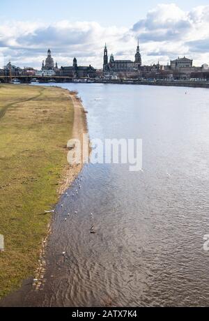 Dresde, Allemagne. 05 février 2020. Vue sur le paysage historique de la vieille ville à l'Elbe avec la Frauenkirche (l-r), la Ständehaus, la Hofkirche, la Hausmannsturm, la Residenzschloss et le Semperoper. En raison d'une hausse dans quelques heures, l'Elbe à Dresde a atteint un niveau supérieur à la valeur moyenne pour la première fois mercredi après une longue période de faible eau. Depuis juin 2019, l'Elbe a des niveaux d'eau inférieurs à la normale ou même inférieurs à la limite inférieure. Crédit: Robert Michael/Dpa-Zentralbild/Dpa/Alay Live News Banque D'Images