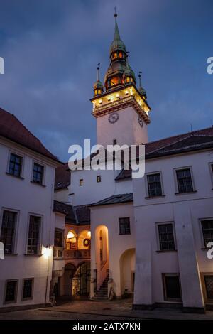 La tour éclairée de la vieille ville de Brno, République tchèque Banque D'Images