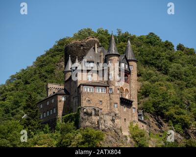 ST GOARSHAUSEN - 06 JUILLET 2019 : vue sur le château de Katz sur la colline, vue depuis le Rhin Banque D'Images