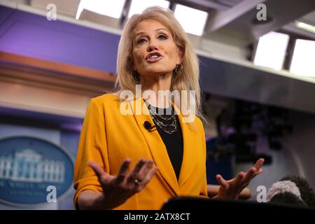 Washington DC, États-Unis. 05 février 2020. Le conseiller du président KellyAnne Conway s'adresse aux membres des médias à la Briefing de presse Brady de la Maison Blanche le 5 février 2020 à Washington, DC. Crédit: Sipa Usa/Alay Live News Banque D'Images