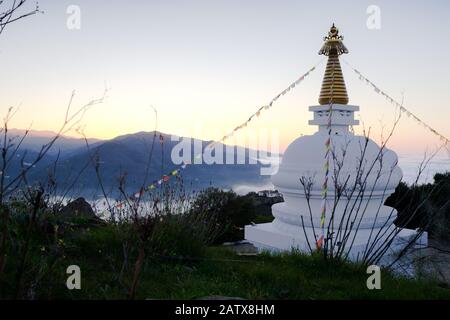 Le Kalacharka Stupa près du centre bouddhiste de Karma Guen à Velez-Malaga dans la région d'Axarquia en Andalousie, Espagne, Europe Banque D'Images