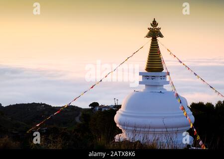 Le Kalacharka Stupa près du centre bouddhiste de Karma Guen à Velez-Malaga dans la région d'Axarquia en Andalousie, Espagne, Europe Banque D'Images