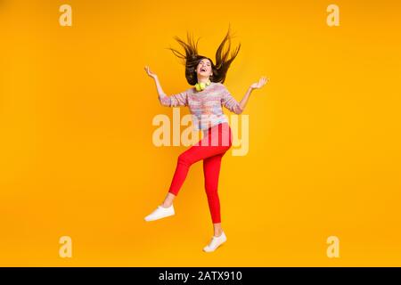 Photo pleine taille d'une jeune fille sauvage gaie excitée tenir la main profiter des raindrops volant coupe cheveux look copyspace porter cavalier rouge pantalon isolé au-dessus Banque D'Images