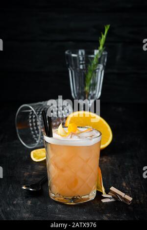 Sauer Whisky. Cocktail alcoolique dans un verre. Sur un fond en bois. Vue de dessus. Espace de copie disponible. Banque D'Images