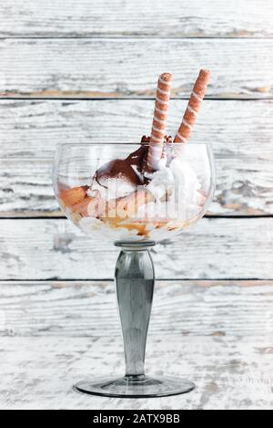 Crème Glacée Avec Biscuits Au Mascarpone. Tiramisu. Dessert. Vue de dessus. Banque D'Images