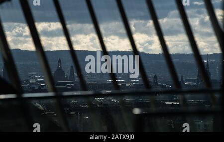 Dresde, Allemagne. 05 février 2020. Vue sur la vieille ville avec la Frauenkirche (l) et la Hofkirche (r) du soi-disant Wedge de Dresde au Musée d'histoire militaire des Forces armées allemandes. La pointe du coin, conçue par l'architecte Daniel Libeskind, pointe symboliquement vers l'endroit où les premières bombes alliées ont frappé dans la nuit du 13 février 1945. Crédit: Robert Michael/dpa-Zentralbild/ZB/dpa/Alay Live News Banque D'Images