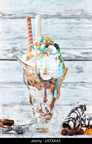 Glace avec noix et caramel. Vue de dessus. Banque D'Images