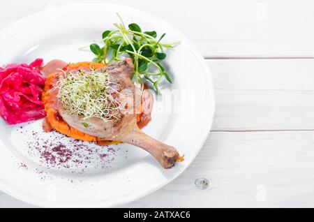 Cuisse de poulet cuit avec purée de citrouille. Dans la plaque. Vue de dessus. Espace libre pour votre texte. Style rustique. Banque D'Images