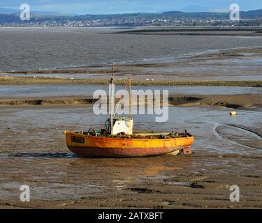 Un bateau de pêche sur la boue, à marée basse, Morecambe Bay, Morecambe, Lancashire, Angleterre, février 2020. Banque D'Images