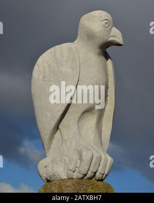 Une sculpture d'oiseau soutenue par un ciel sombre de couvaison sur la jetée de pierre à Morcambe, Lancashire, Angleterre. Banque D'Images