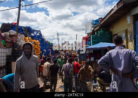 Addis-Abeba, Ethiopie - Nov 2018: Mercato - grand marché en plein air considéré comme le plus grand marché d'Afrique pour vendre et acheter des biens Banque D'Images