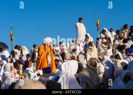 Lalibela, Ethiopie - Nov 2018: Foule de pèlerins vêtus de couleurs blanches éthiopiennes traditionnelles se rassemblant à l'extérieur des églises souterraines de Lalibela. Banque D'Images