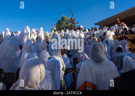 Lalibela, Ethiopie - Nov 2018: Pèlerins vêtus de couleurs blanches éthiopiennes traditionnelles se rassemblant à l'extérieur des églises souterraines de Lalibela. Banque D'Images