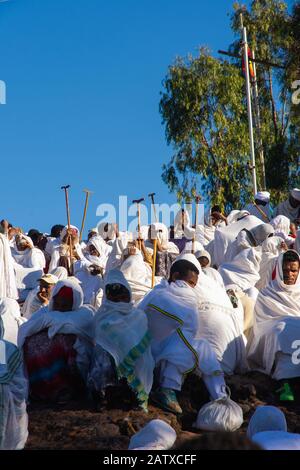 Lalibela, Ethiopie - Nov 2018: Foule de pèlerins vêtus de couleurs blanches éthiopiennes traditionnelles se rassemblant à l'extérieur des églises souterraines de Lalibela. Banque D'Images