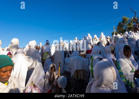 Lalibela, Ethiopie - Nov 2018: Pèlerins vêtus de couleurs blanches éthiopiennes traditionnelles se rassemblant à l'extérieur des églises souterraines de Lalibela. Banque D'Images