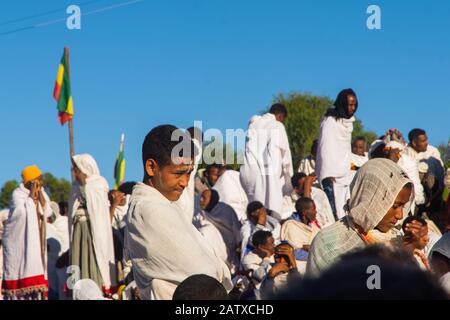 Lalibela, Ethiopie - Nov 2018: Foule de pèlerins vêtus de couleurs blanches éthiopiennes traditionnelles se rassemblant à l'extérieur des églises souterraines de Lalibela. Banque D'Images