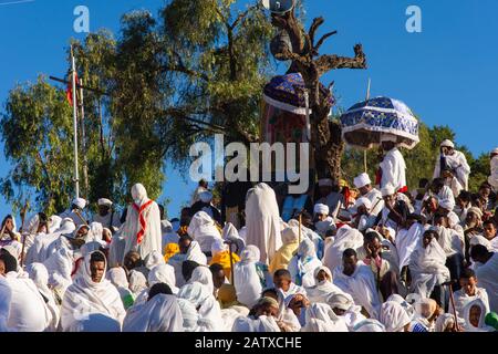 Lalibela, Ethiopie - Nov 2018: Foule de pèlerins vêtus de couleurs blanches éthiopiennes traditionnelles se rassemblant à l'extérieur des églises souterraines de Lalibela. Banque D'Images