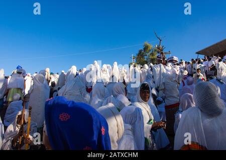 Lalibela, Ethiopie - Nov 2018: Pèlerins vêtus de couleurs blanches éthiopiennes traditionnelles se rassemblant à l'extérieur des églises souterraines de Lalibela. Banque D'Images