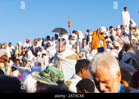 Lalibela, Ethiopie - Nov 2018: Foule de pèlerins vêtus de couleurs blanches éthiopiennes traditionnelles se rassemblant à l'extérieur des églises souterraines de Lalibela. Banque D'Images