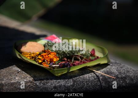 OPFERGABE VOR EINER TEMPELANLAGE IN SANUR AUF DER INDONESISCHEN INSEL BALI : Banque D'Images