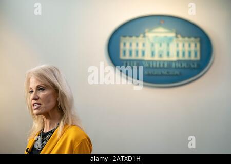 Washington DC, États-Unis. 05 février 2020. Le conseiller principal de la Maison Blanche, Kellyanne Conway, s'adresse aux médias dans la salle d'information James Brady de la Maison Blanche à Washington, DC, le mercredi 5 février 2020. Photo de Ken Cedeno/UPI crédit: UPI/Alay Live News Banque D'Images